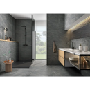 Moderne badkamer met Teide Antraciet 60x60 tegels en een houten wandmeubel