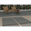 Twee geweven rieten loungestoelen met houten bijzettafel en Terrastegel Acron Anthracite