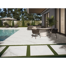 Moderne patio met terrastegel Caesar White 60x120 en groen gras naast het zwembad