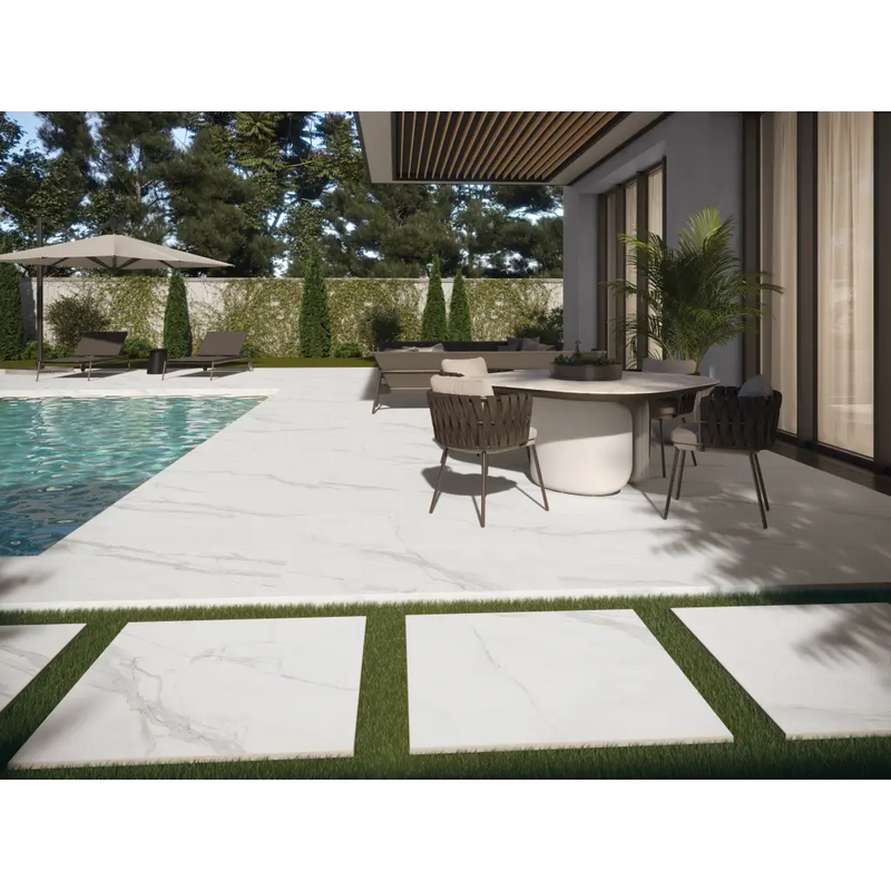 Moderne patio met Terrastegel Caesar White 90x90 rett 20mm, grasperken en zwembad