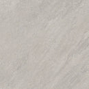 Lichtgrijze, textuurvolle steen met diagonale lijnen voor Terrastegel Kliff Greige 60x60
