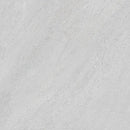 Lichtgrijze textuur met diagonale strepen op Terrastegel Kliff Pearl 60x60 rett