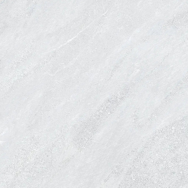 Lichtgrijze marmer met subtiele diagonale adering in Terrastegel Kliff White 60x60