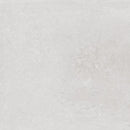 Effen lichtgrijze oppervlak met subtiele textuur voor Terrastegel Midtown Pearl 60x60