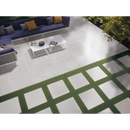 Moderne patio vloer met Terrastegel Midtown Pearl en groene grasstrookjes