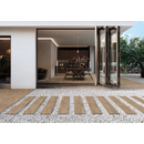 Alternating houtplaten en witte grind vormen een pad naar de Terrastegel Nebraska Elm