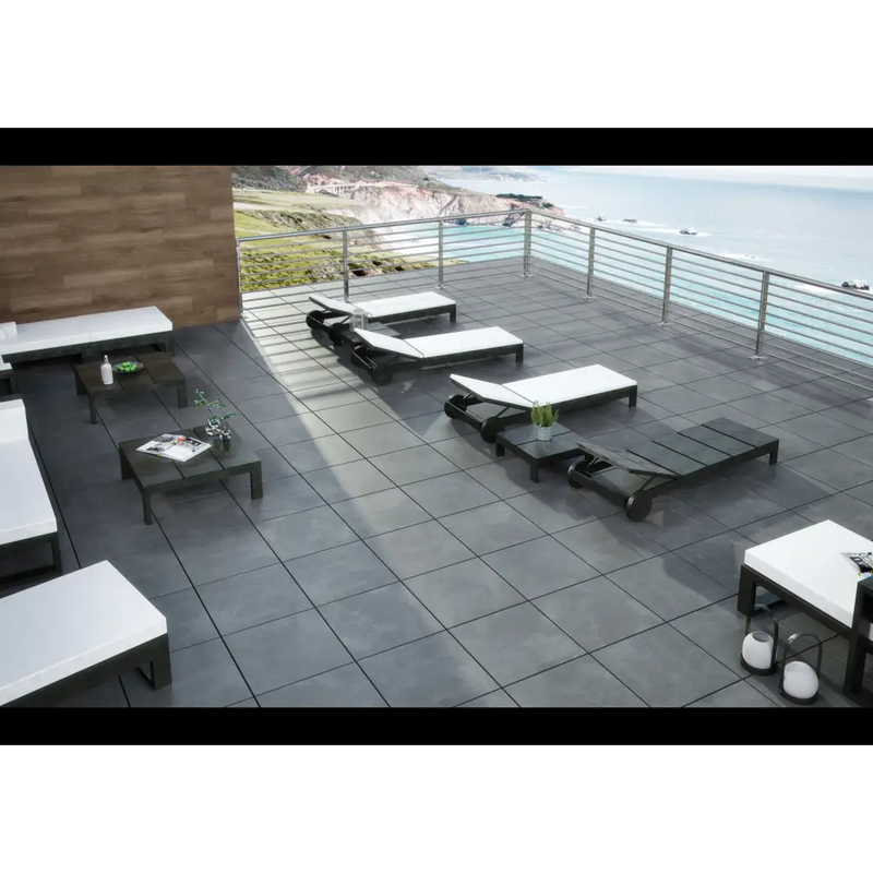 Moderne lounge stoelen op terrastegel Nexus Anthracite 60x120 op een betegelde patio