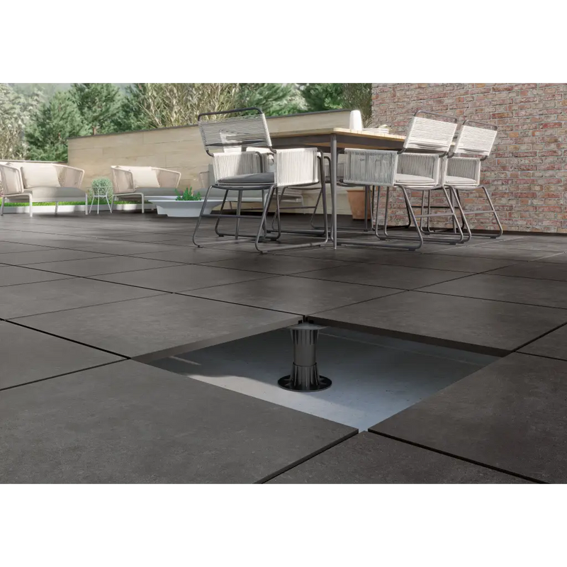 Vloeraansluiting in donkere tegels van Terrastegel Nexus Antracite 60x120 rett