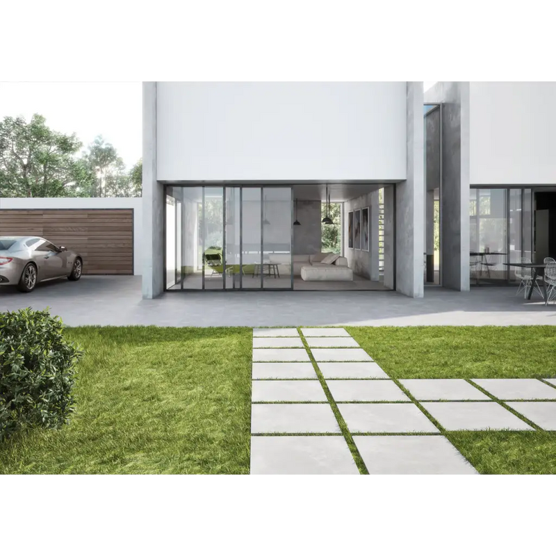 Moderne minimalistische woning met Terrastegel Nexus Pearl 60x60 en glazen wanden