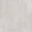 Lichtgrijze, textuur met subtiele gemêleerde patronen van Terrastegel Nexus White 60x60