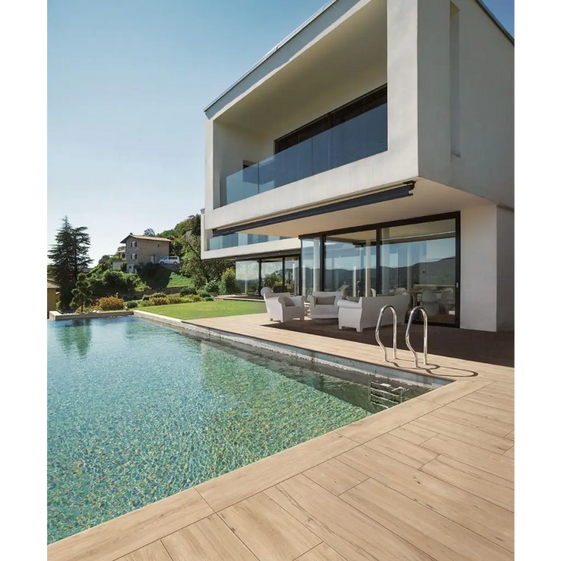 Moderne minimalistische woning met terrastegel Padouk Beige 30x120 en zwembad