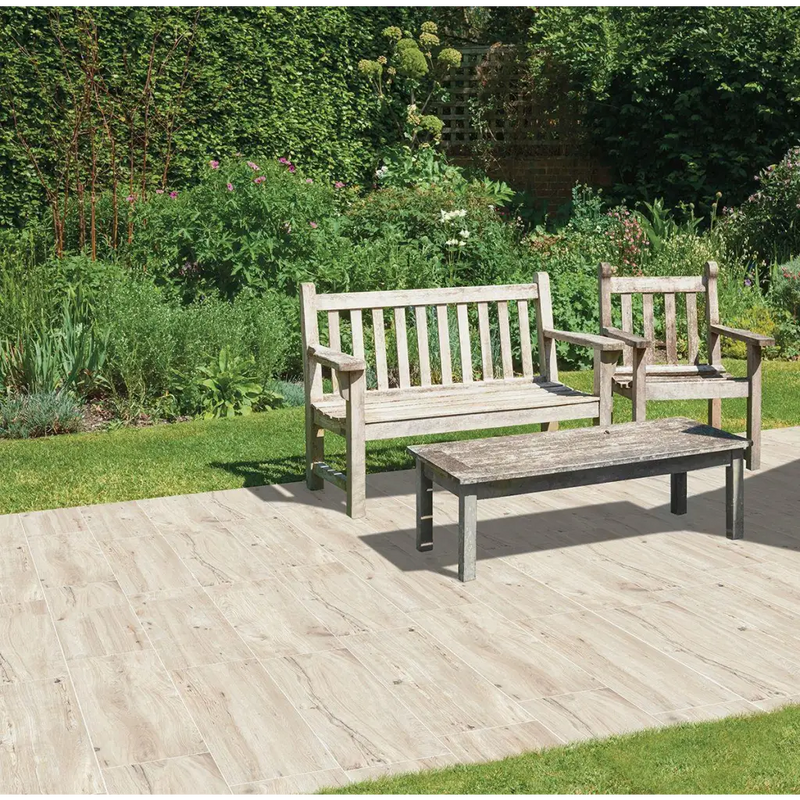 Houten tuinbank met bijpassende stoel en tafeltje op Terrastegel Padouk White 30x120