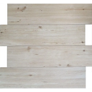 Lichte houten planken in een verspringend patroon van Terrastegel Padouk White 30x120