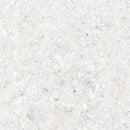 Lichtgrijs gemarmerd oppervlak met subtiele vlekjes van Terrastegel Reload White 60x60