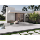 Moderne minimalistische witte woning met Statale Pearl 60x120 terrastegel en patio