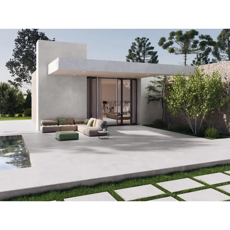 Moderne minimalistische witte woning met Statale Pearl 60x120 terrastegel en patio