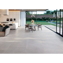 Gladde grijze betonnen vloer met Terrastegel Statale Pearl 60x60 rett in de ruimte