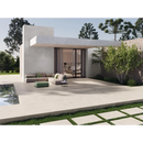 Moderne minimalistische witte huis met terrastegel Statale Sand 60x120 en betonpatio