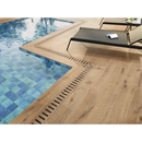 Zwembad met blauwe mozaïektegel en houten terras met Terrastegel Yukon Oak 30x120
