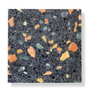 Dark grijze terrazzo tegel uit Terrazzo Collezione Sassi Norcia met gekleurde chips