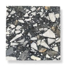 Dark grey terrazzo tile terrazzo collezione sassi sassi primitivo met witte, grijze en tan chips