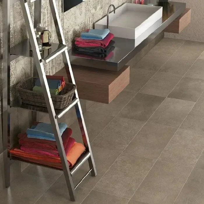 Leunende ladderplank met kleurrijke handdoeken en accessoires in Timeless Ecru 30x60 Rett