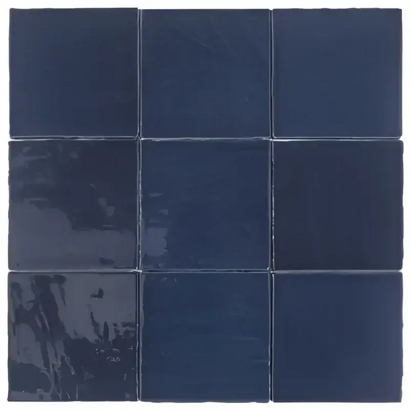 Navy blauwe glossy keramische tegels van TopTegels Beach Donker Blauw 15x15 cm