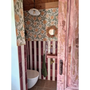 Witte toilet met bloemendecor en gestreepte tegels van TopTegels Beach Wit