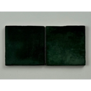 Twee donker groen glans 10x10 keramische tegels met matte afwerking en subtiele textuur