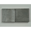 Twee matte grijze tegels met subtiele structuur van trend tegels grijs glans 10x10 voor een stijlvolle afwerking