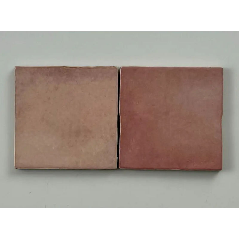 Twee trend tegels roze glans 10x10 in terracotta met lichte en diepe roodbruine tinten voor stijlvolle wandbekleding