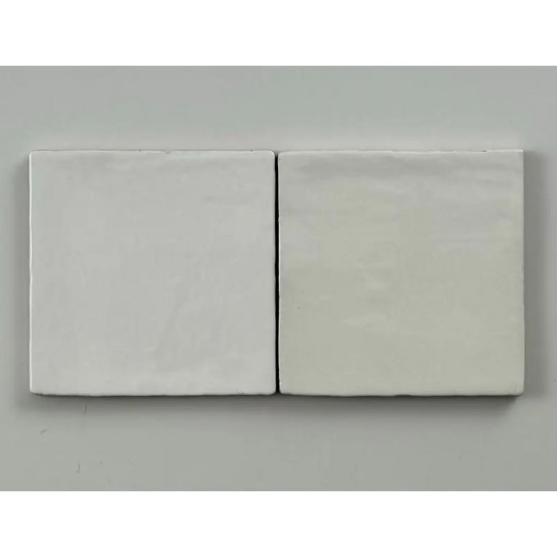 Twee matte keramische trend tegels wit in een zachte off-white kleur ideaal als tegels wit glans 10x10