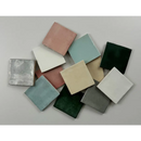 Een collectie trend tegels wit glans 10x10 keramische tegels in matte aardetinten en zachte pastels met subtiele textuur