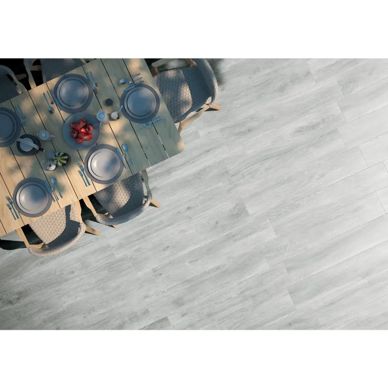 Lichte houten eetkamertafel Trunk Blanco 23x120 met gedekte plaatsen en stoelen