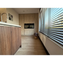 Moderne keuken met honingkleurige mat 23x120 tegel, ingebouwde apparaten en houtnerf kasten