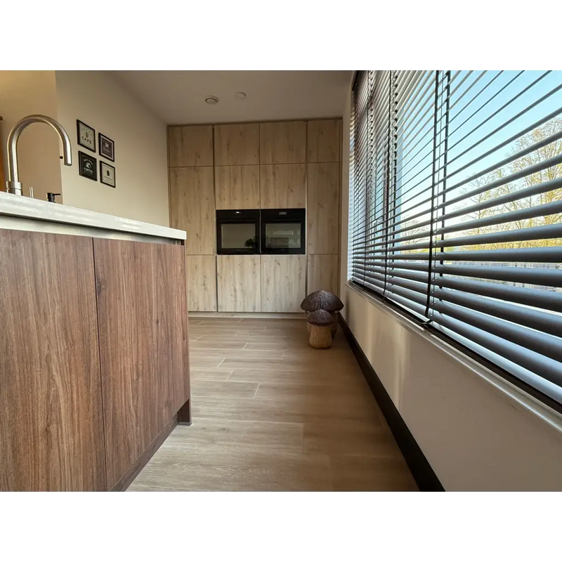 Moderne keuken met honingkleurige mat 23x120 tegel, ingebouwde apparaten en houtnerf kasten