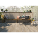 Moderne patio met boomstam natuur mat 23x120 en ingebouwde bankzitplaatsen