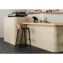 Moderne barkruk met roze zitting en zwart metalen frame bij Ultrablock Desert Brick