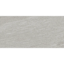 Grijze, gestructureerde stenen oppervlakte van Ultrablock Silver 30x60 rett met diagonale lijnen