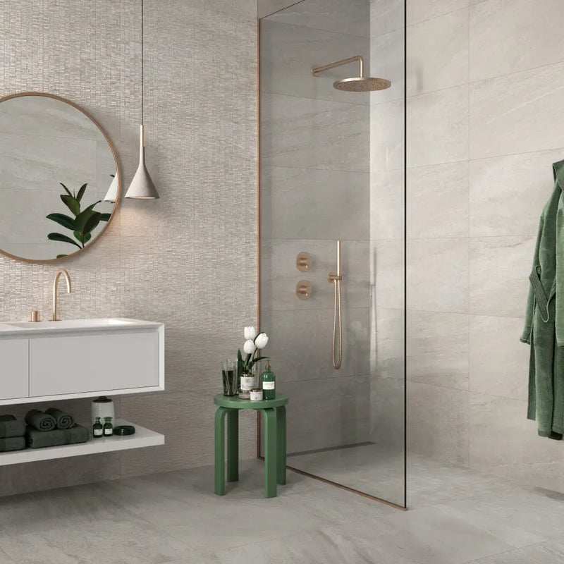 Moderne minimalistische badkamer met Ultrablock Silver 60x60 en glazen douchepartition