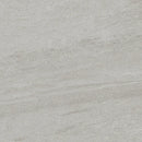 Grijze textuur van de Ultrablock Silver terrastegel 60x60 rett 20mm met subtiele strepen