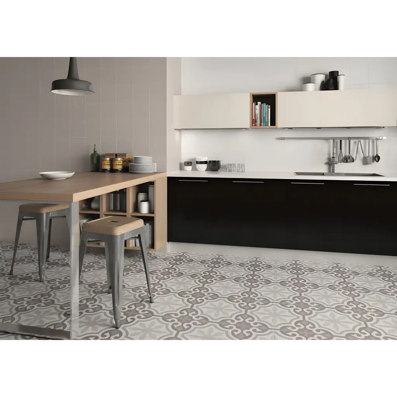 Modern keuken met Urban Decor Calipso 20x20 zwarte kasten en patroonvloertegels