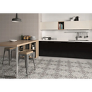 Moderne keuken met Urban Ivory 20x20 vloertegels en zwarte kasten