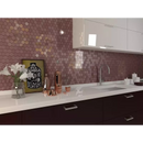 Moderne keuken achterwand met hexagonale rosegouden tegels en burgundy mat tinten