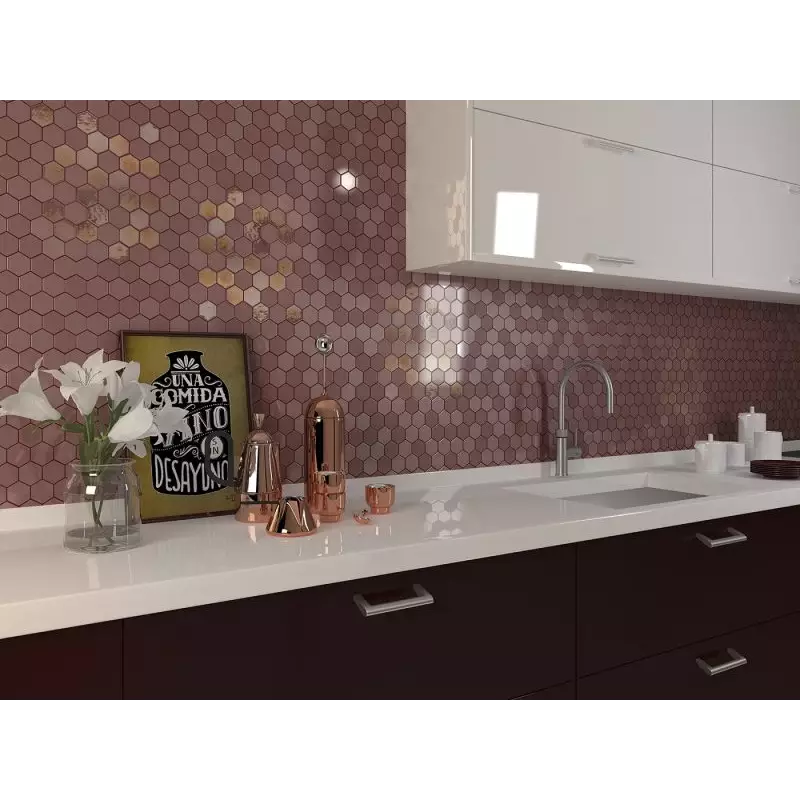 Moderne keuken achterwand met hexagonale rosegouden tegels en burgundy mat tinten