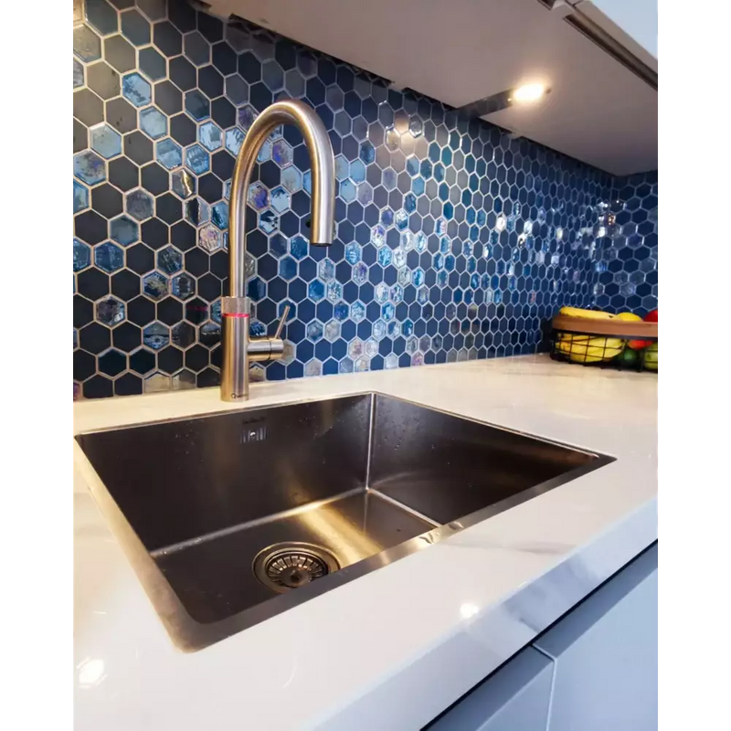 Moderne roestvrijstalen spoelbak met gouden gooseneck kraan in Blue Matt Glossy