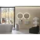 Moderne vrijstaande witte badkuip met vloeiende vormen en Valkiria Maple Esir wandtegel