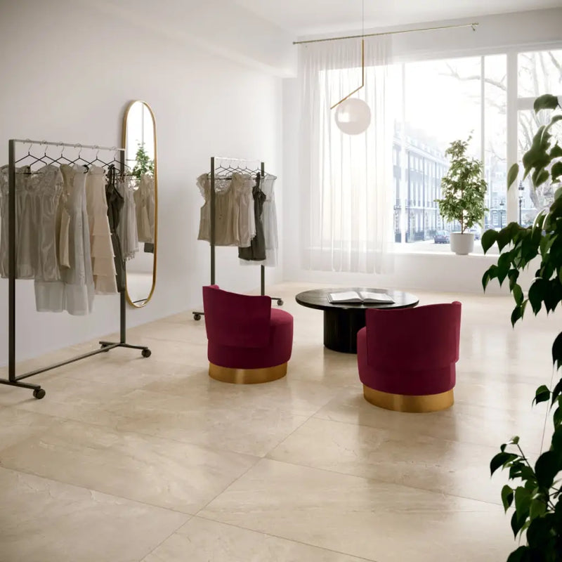 Twee bordeaux fluwelen draa Stoelen met gouden bases bij Velvet Almond 60x120 rett