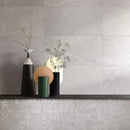 Drie moderne decoratieve vazen met plantenstelen op een velvet grey 60x60 rett plank