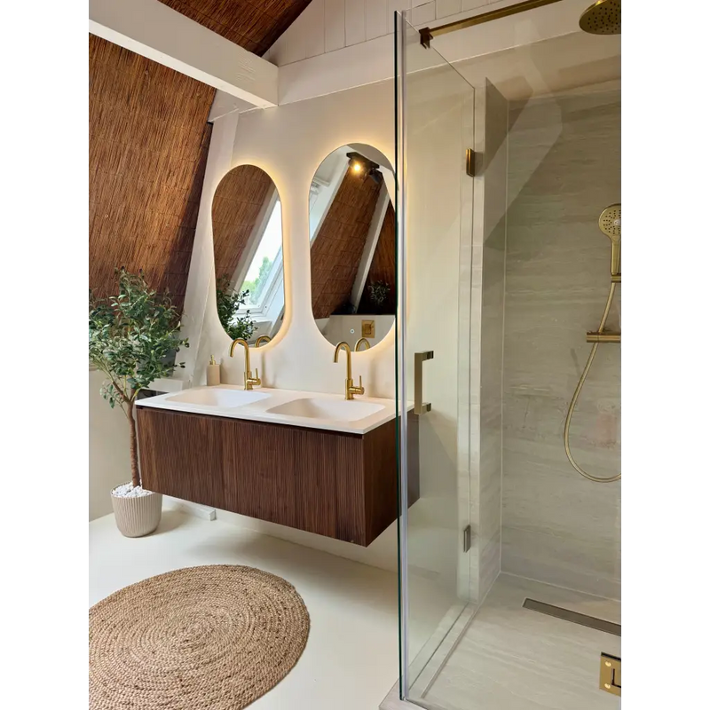 Moderne badkamermeubel met dubbele wastafels, gouden kranen en twee verlichte ovale spiegels in Venice Beige mat 120x120 rett